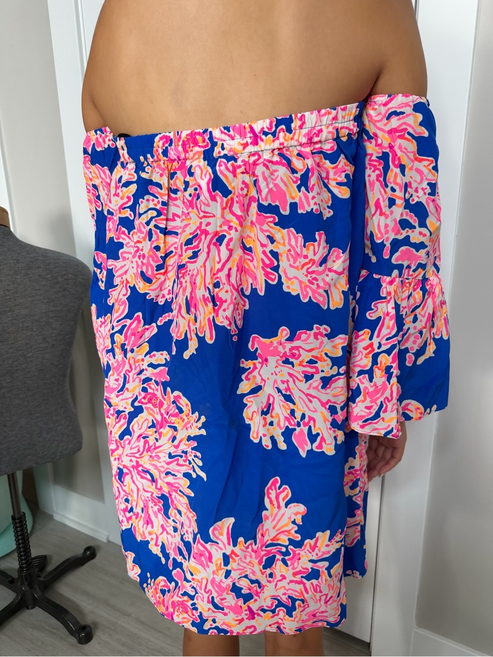 Lily Pulitzer 100% Silk Blue Floral Off-Shoulder Women’s Dress Sz S Bell Sleeve - Picture 3 of 12